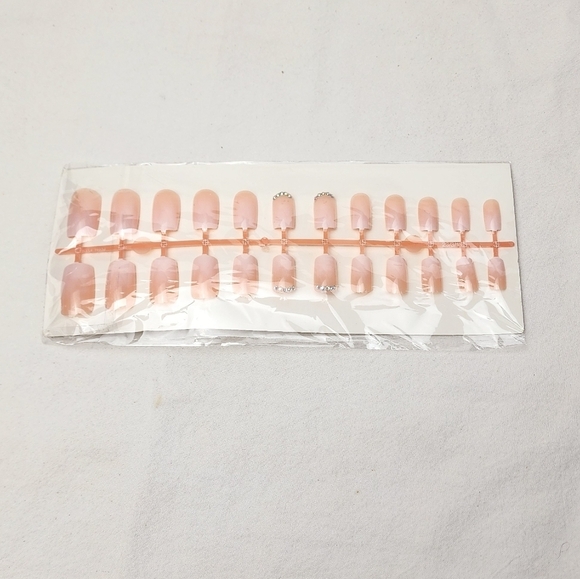 24 Pieces Fake Press On Nails - Picture 4 of 5